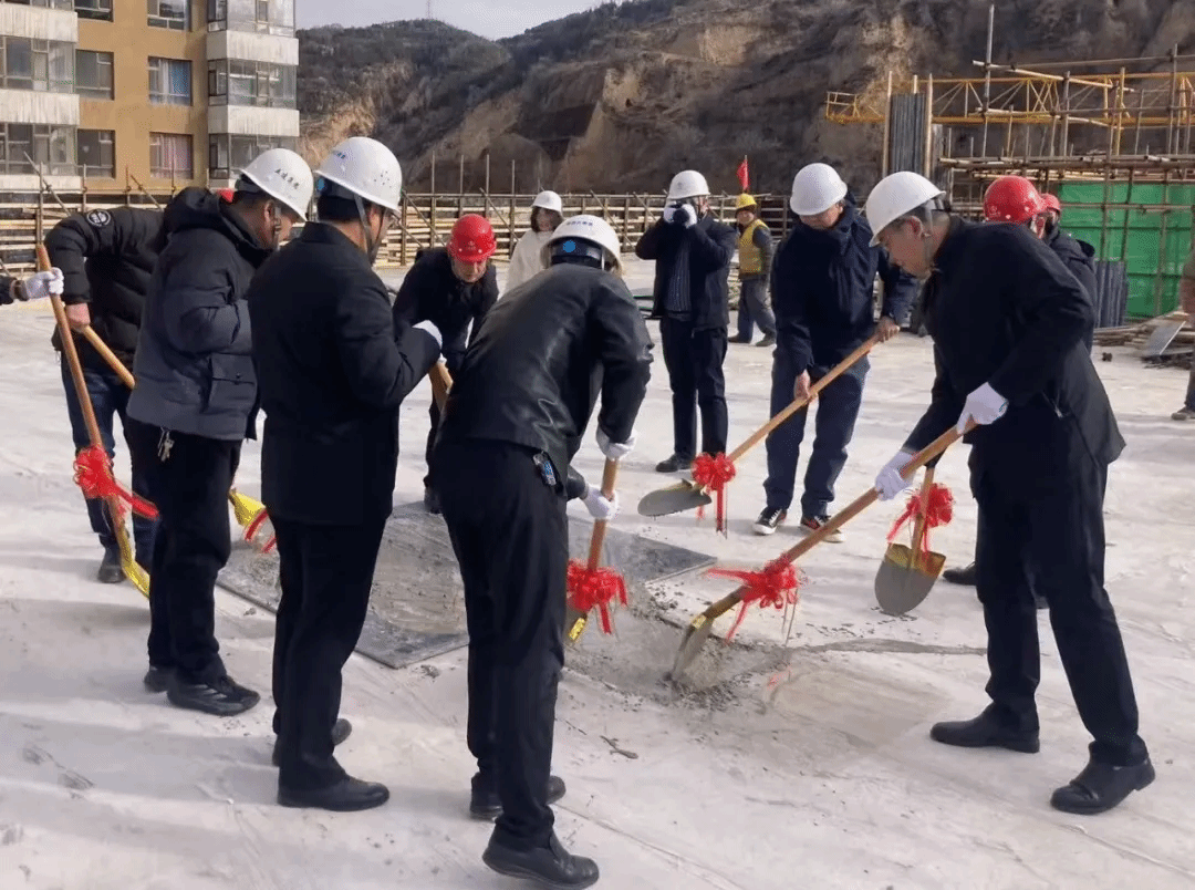山西建投五建集团承建的城北苏家崖沙麻沟安置小区小学门徒娱乐项目主体结构全面封顶